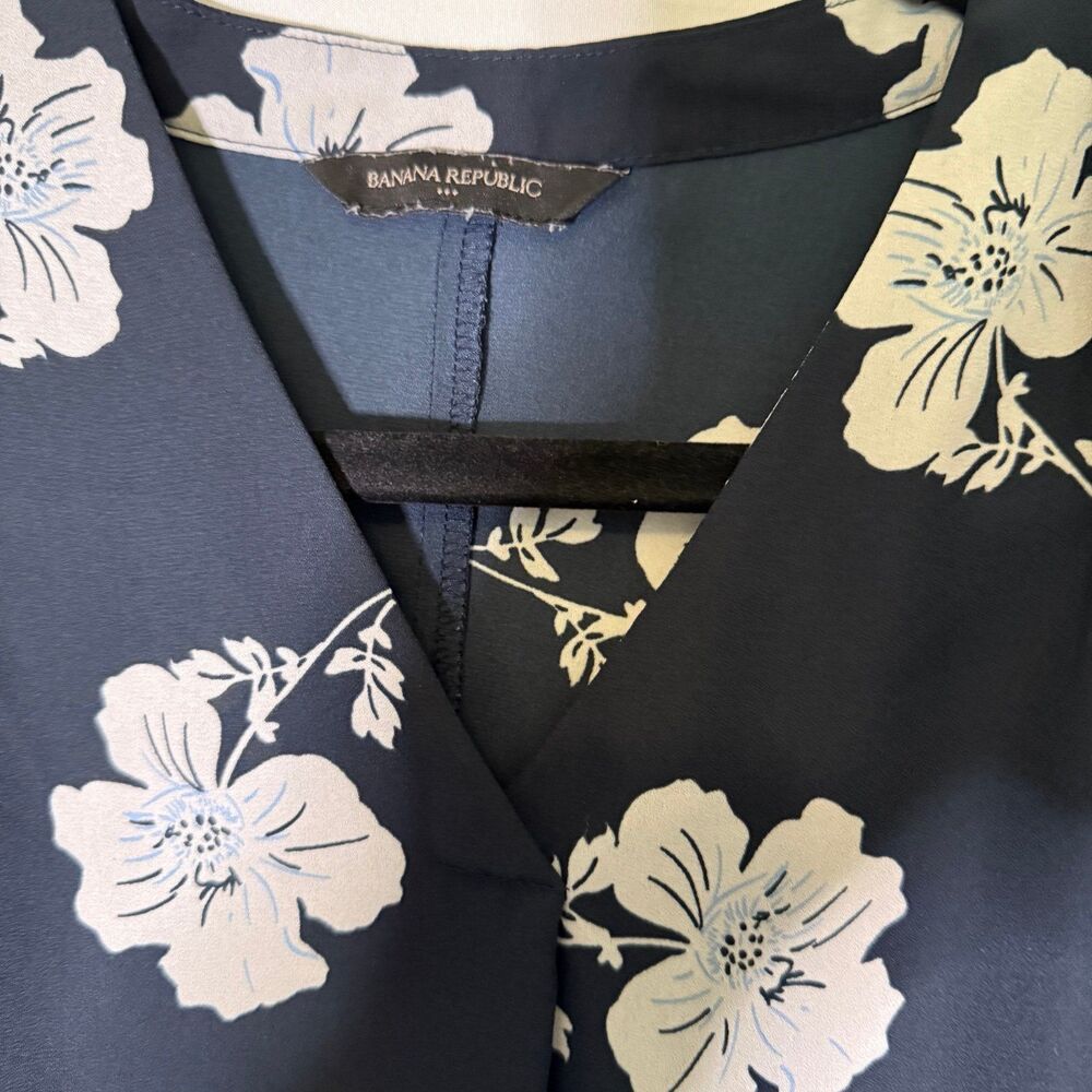 Banana Republic Sleevelss Navy Floral V-Neck Blouse, Size‎ XS Petite - Picture 3 of 4